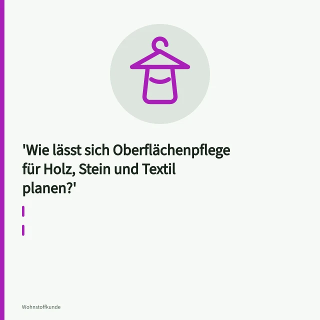 Wischmopp reinigt geölten Parkettboden mit Kaliseifenlösung. Wie lässt sich Oberflächenpflege für Holz, Stein und Textil planen?
